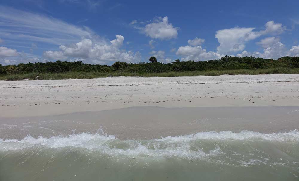 Barefoot Beach vom Wasser aus
