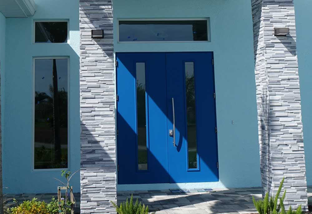 Blaue Außentüren