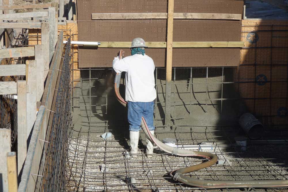 Die Armierungseisen verschwinden im Beton