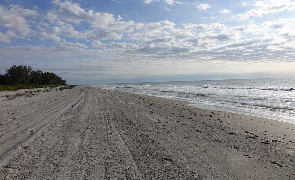 Menschenleerer Strand