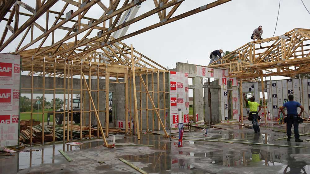 Dachstuhl aufrichten im Regen
