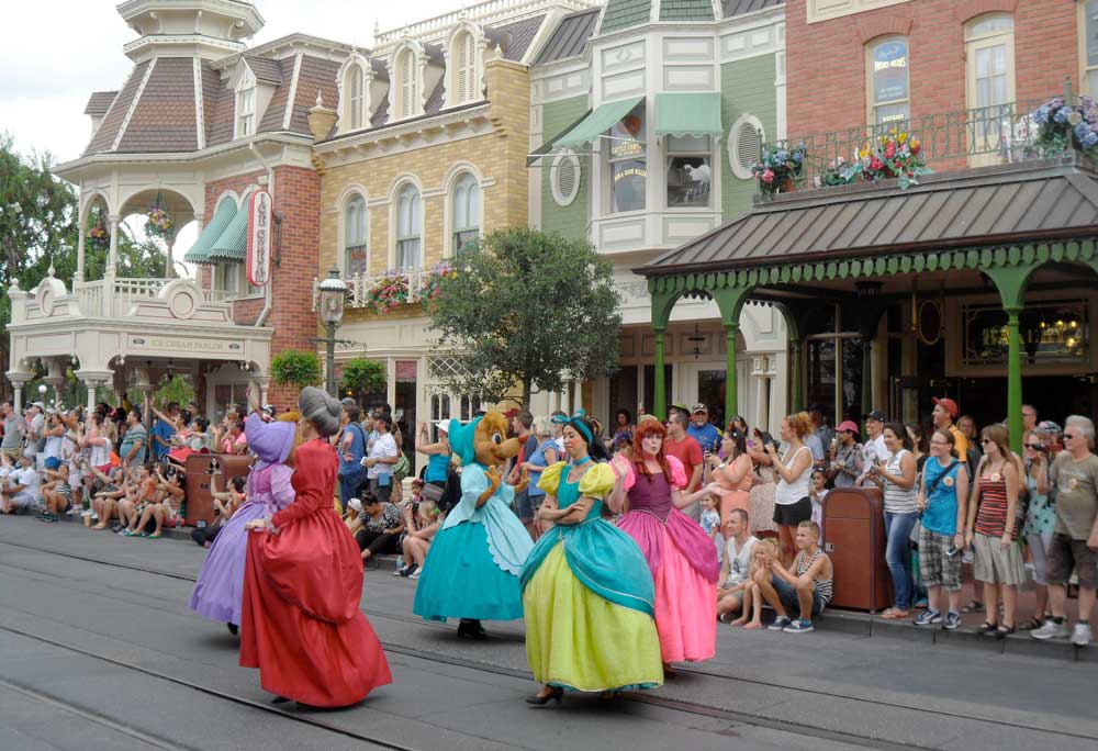 Lady Tremaine und ihre Töchter Anastasia und Drizella