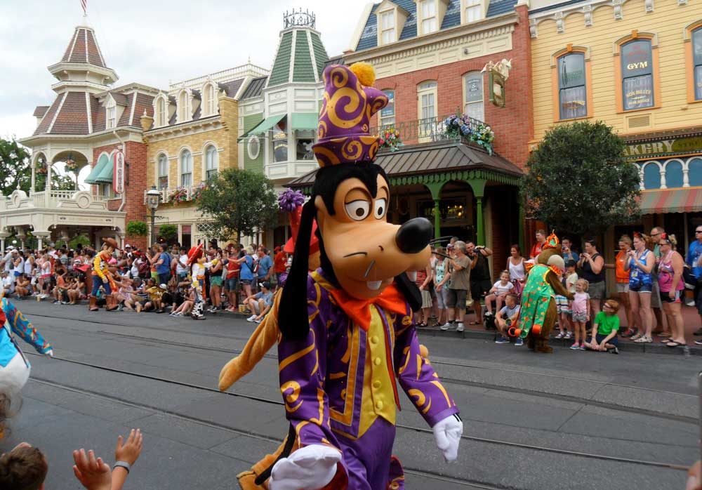Goofy im Paraden Outfit