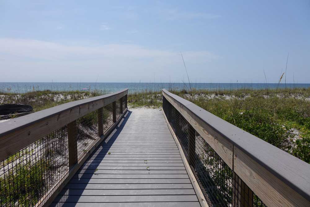 Holzbrücke zum Strand