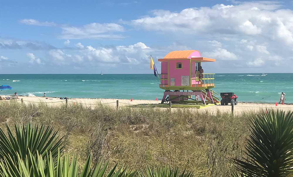 Strand mit Lifeguard Häuschen
