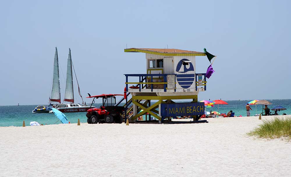 Lifeguard mit Segelboot