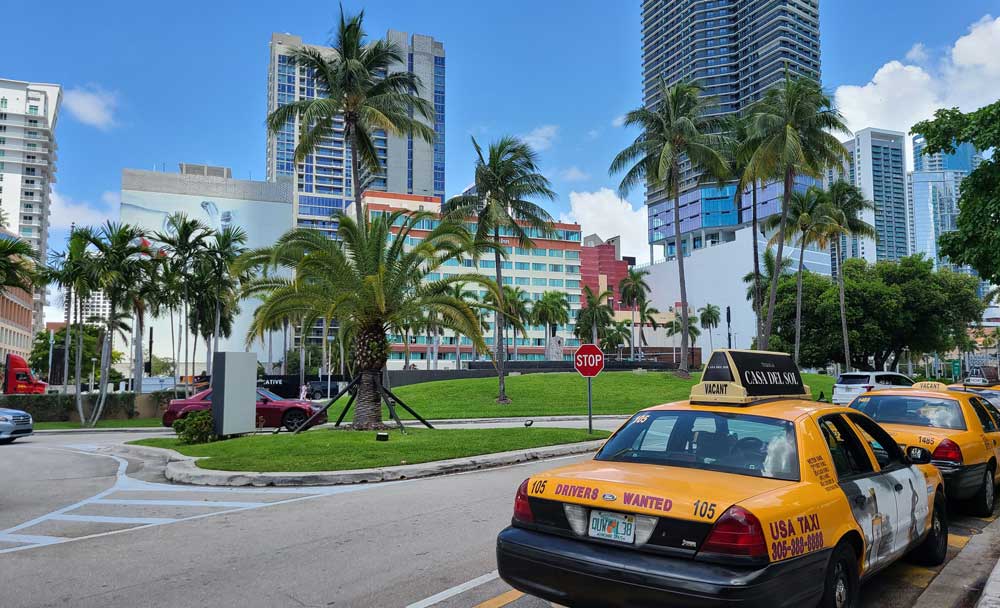 Taxis vor dem Bayside Marketplace