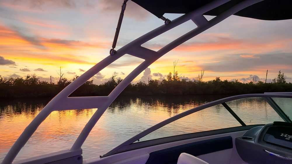 Sonnenuntergang beim Boot fahren