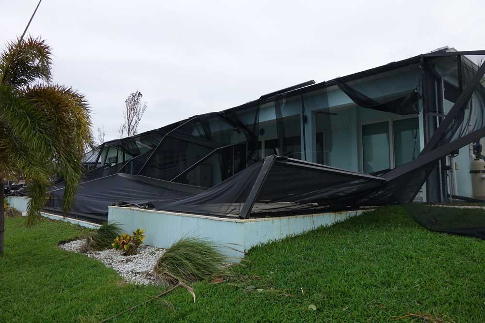 Zerstörter Pool Cage