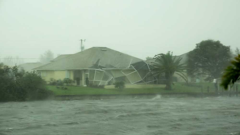 Zerstörter Pool Cage durch Hurricane
