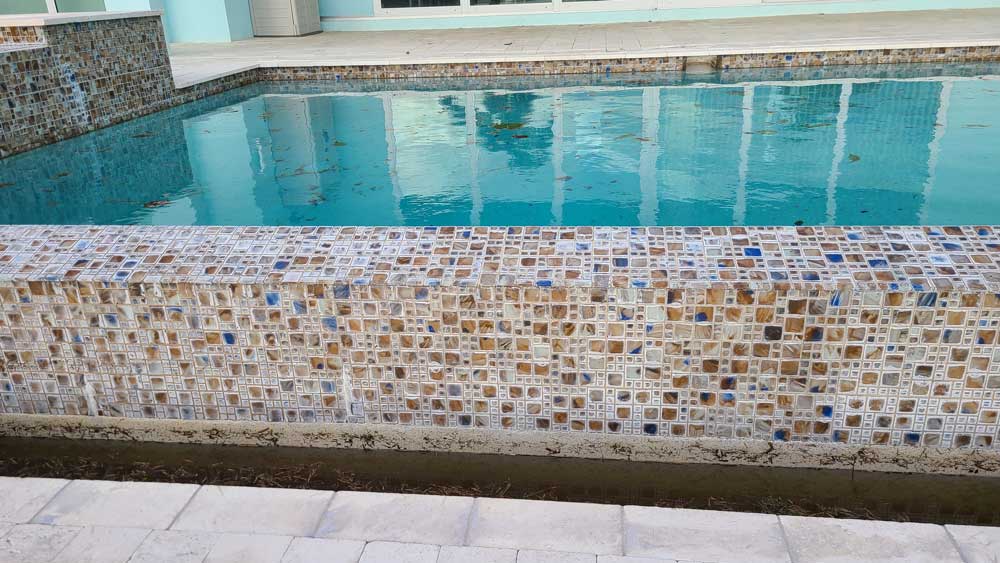Verdreckter Pool