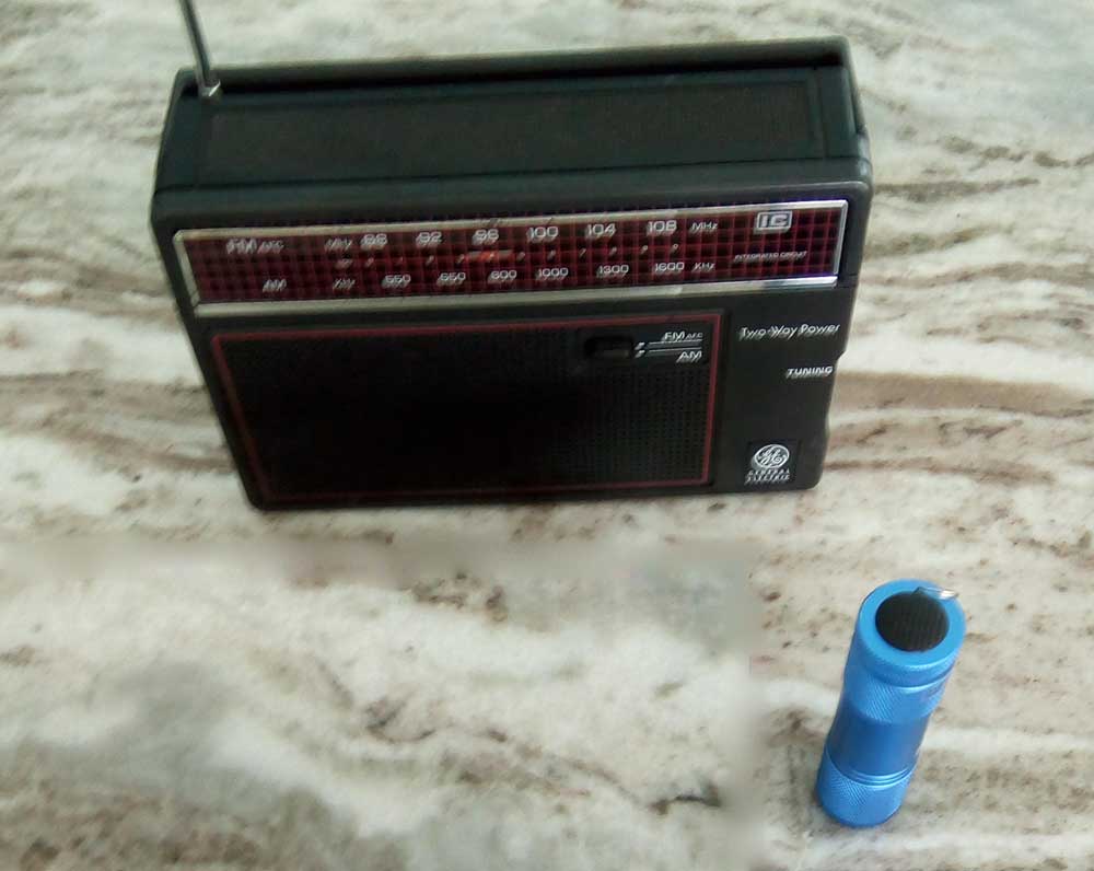Transistorradio und Taschenlampe