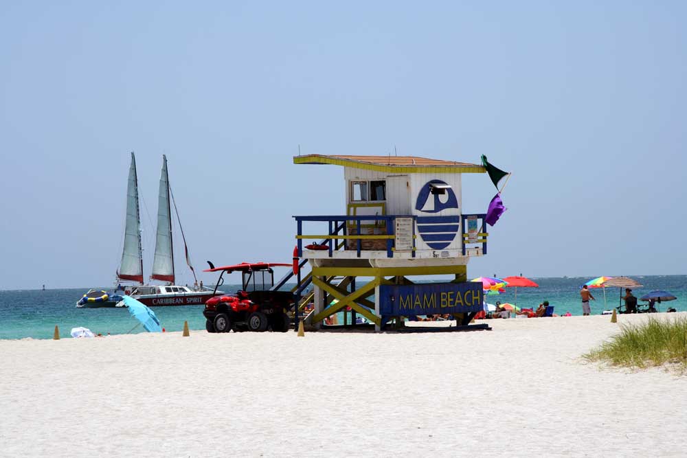 Lifeguard Tower mit Segelboot